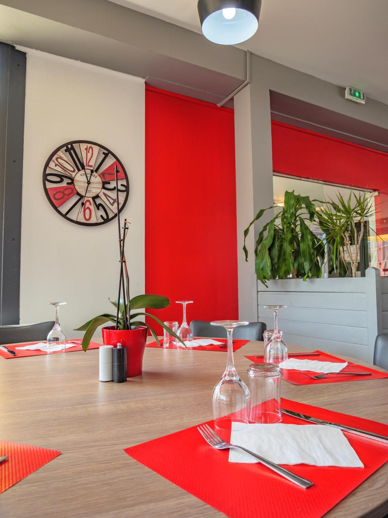 Hotel Restaurant Les Jardins D'Épône 외부 사진