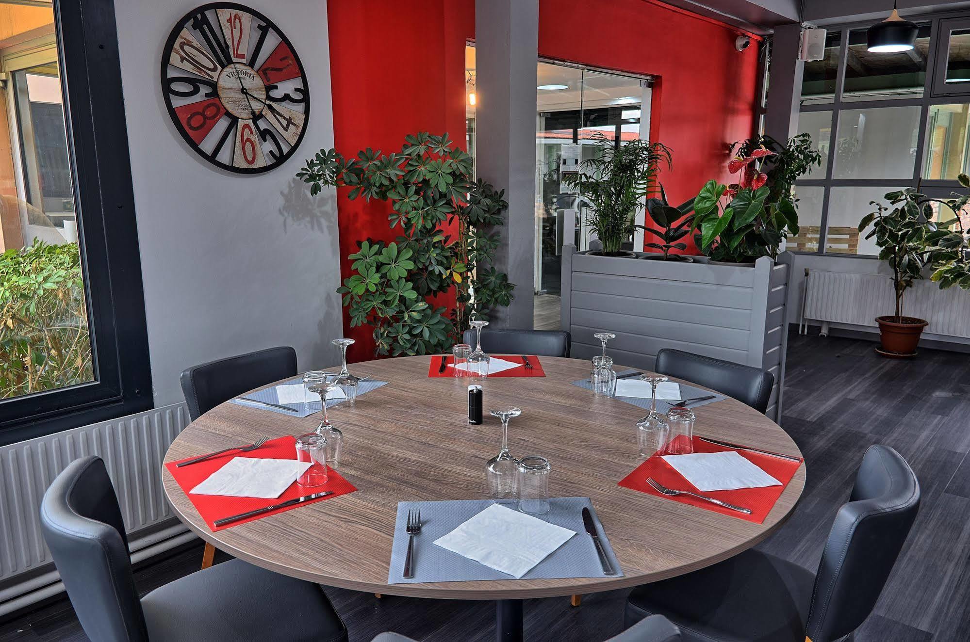 Hotel Restaurant Les Jardins D'Épône 외부 사진