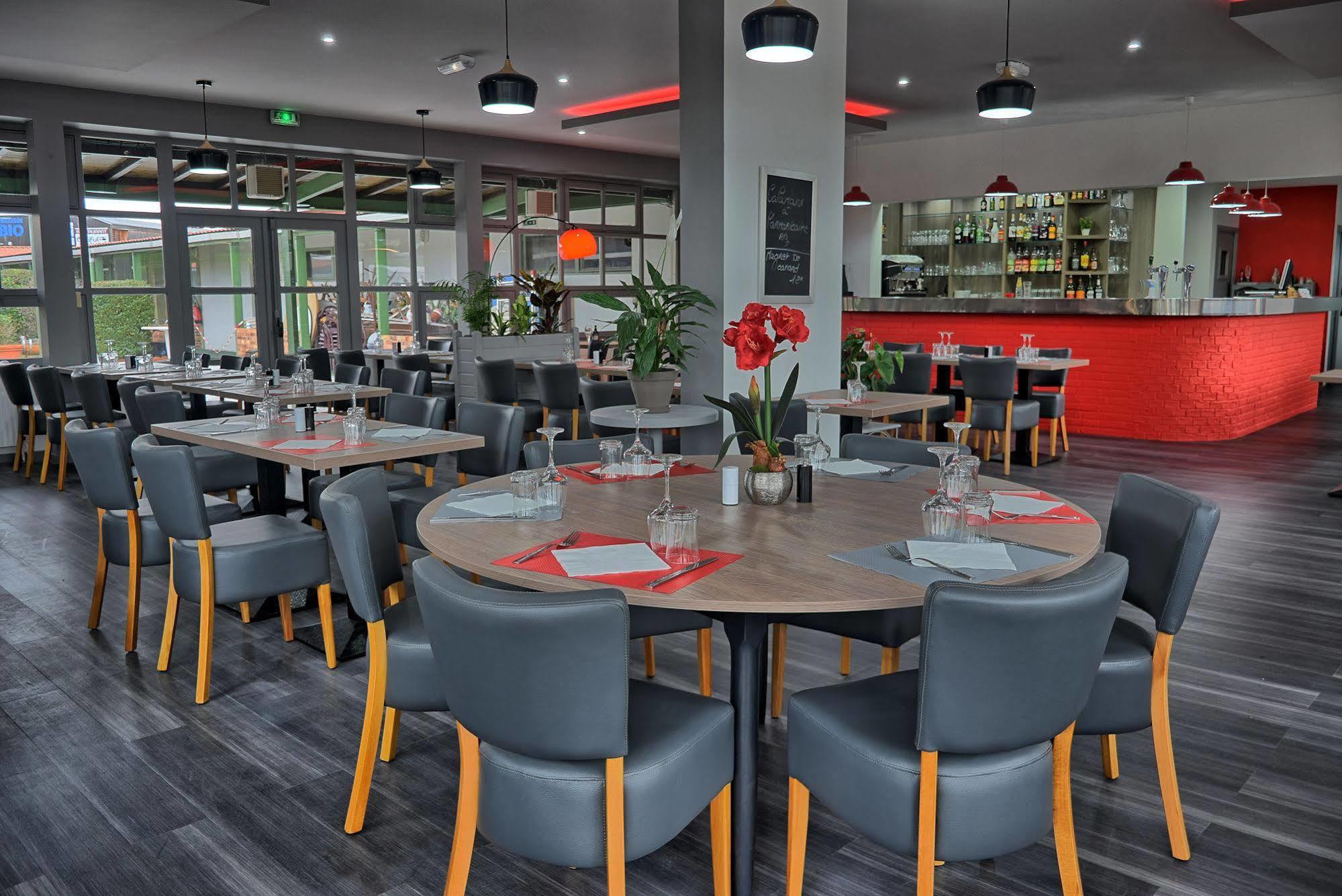 Hotel Restaurant Les Jardins D'Épône 외부 사진