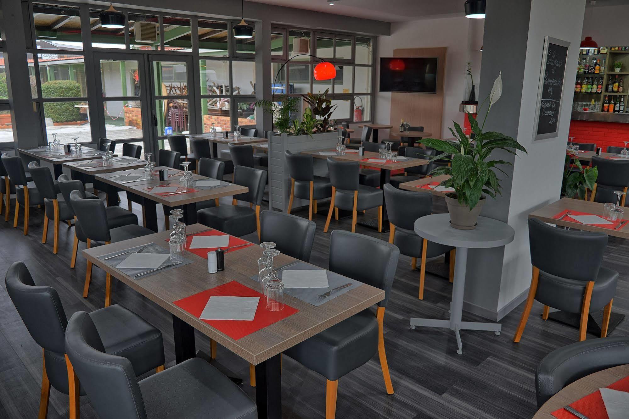 Hotel Restaurant Les Jardins D'Épône 외부 사진