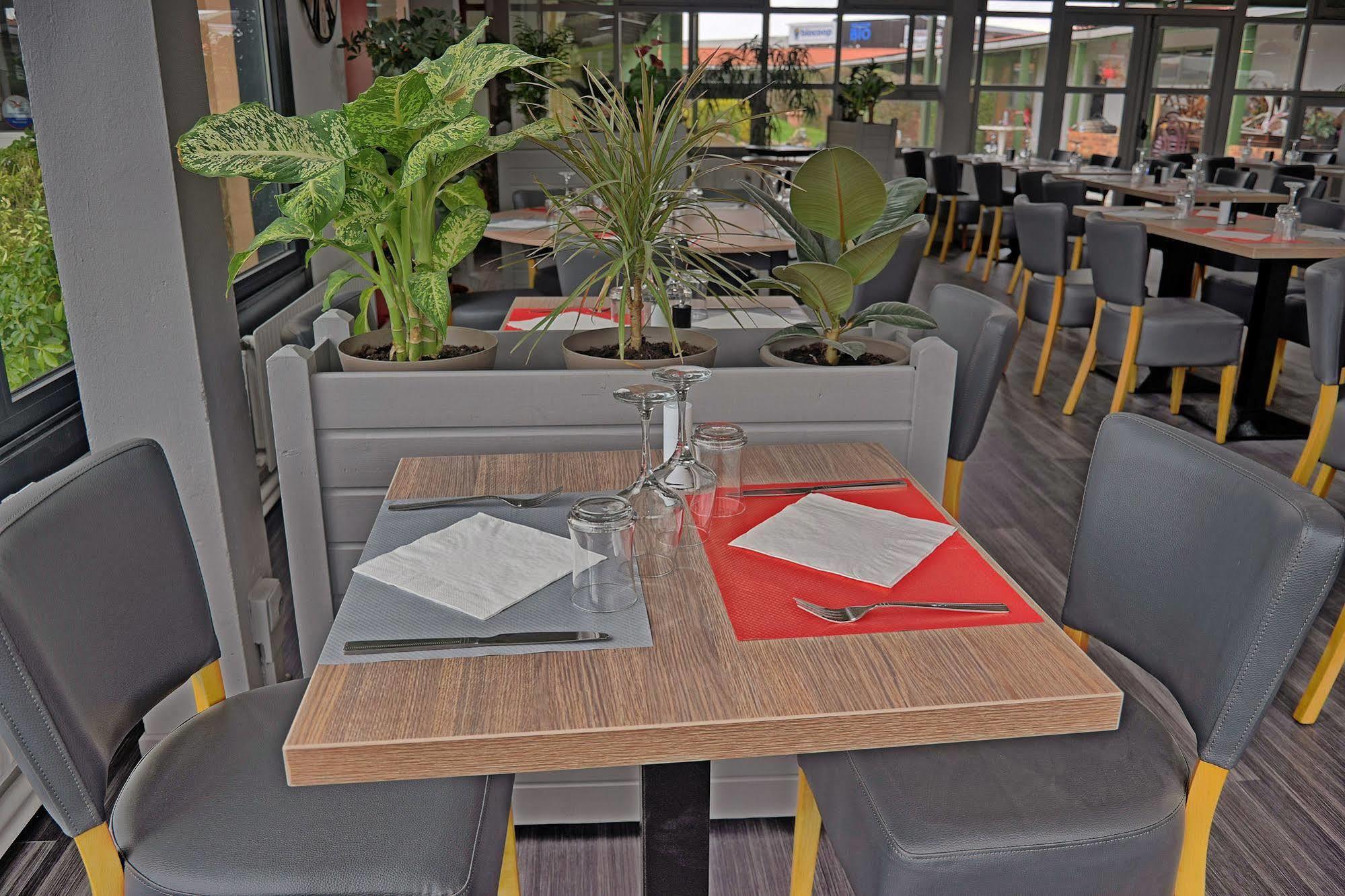 Hotel Restaurant Les Jardins D'Épône 외부 사진