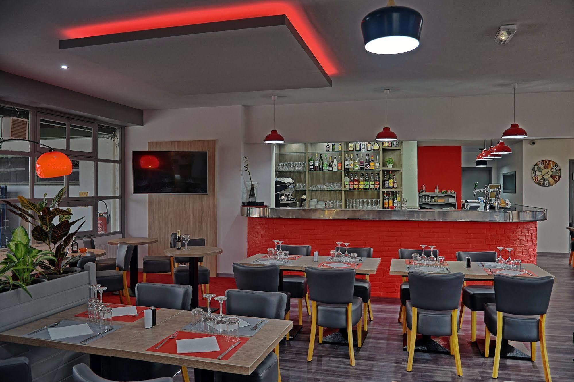 Hotel Restaurant Les Jardins D'Épône 외부 사진